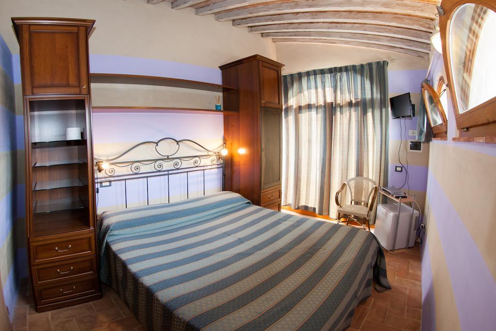 ريباربيلا Casa Vacanze "Casale Al Pino" الغرفة الصورة